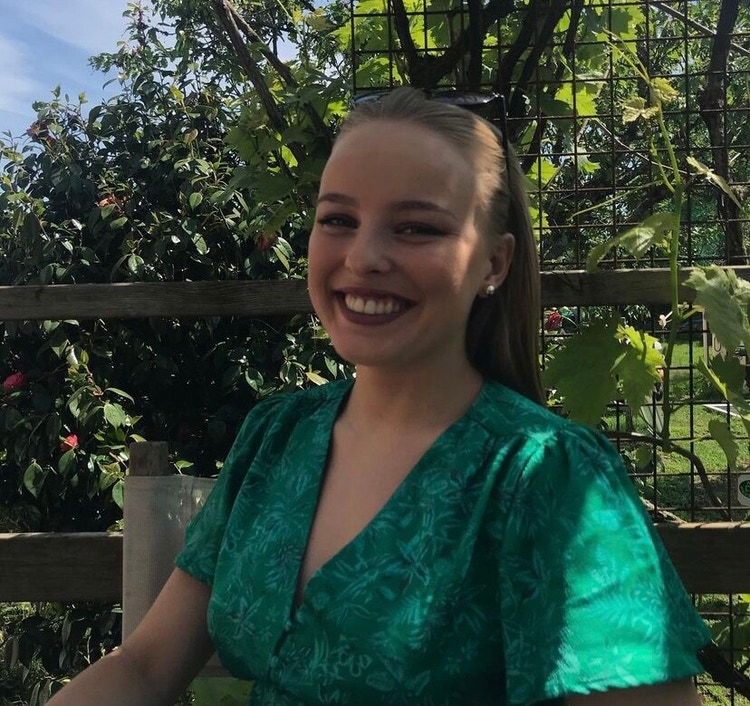 Lilou, Female (str), 18 to 24 yrs Looking in Sydney City and Inner